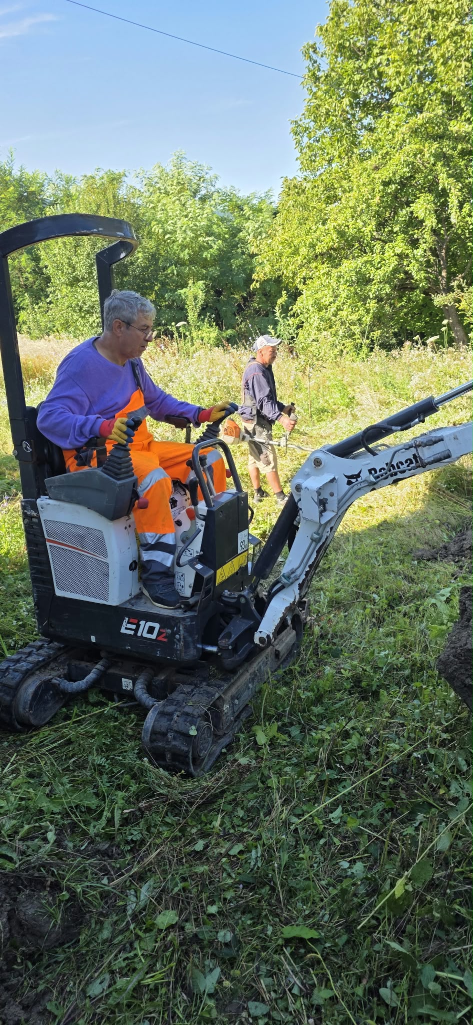 Excavator la lucru pe teren