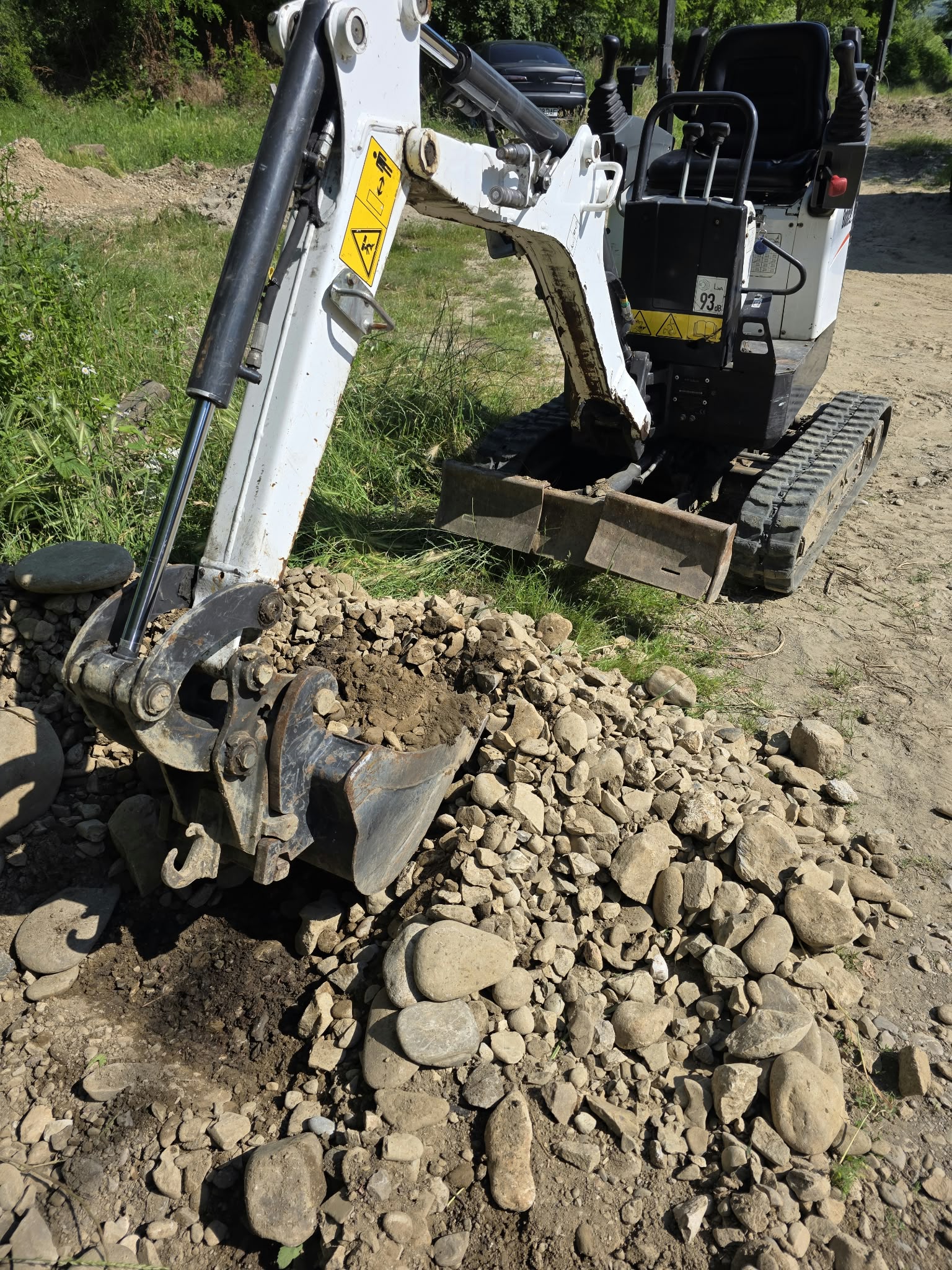 Cupa excavator cu piatra si pietris