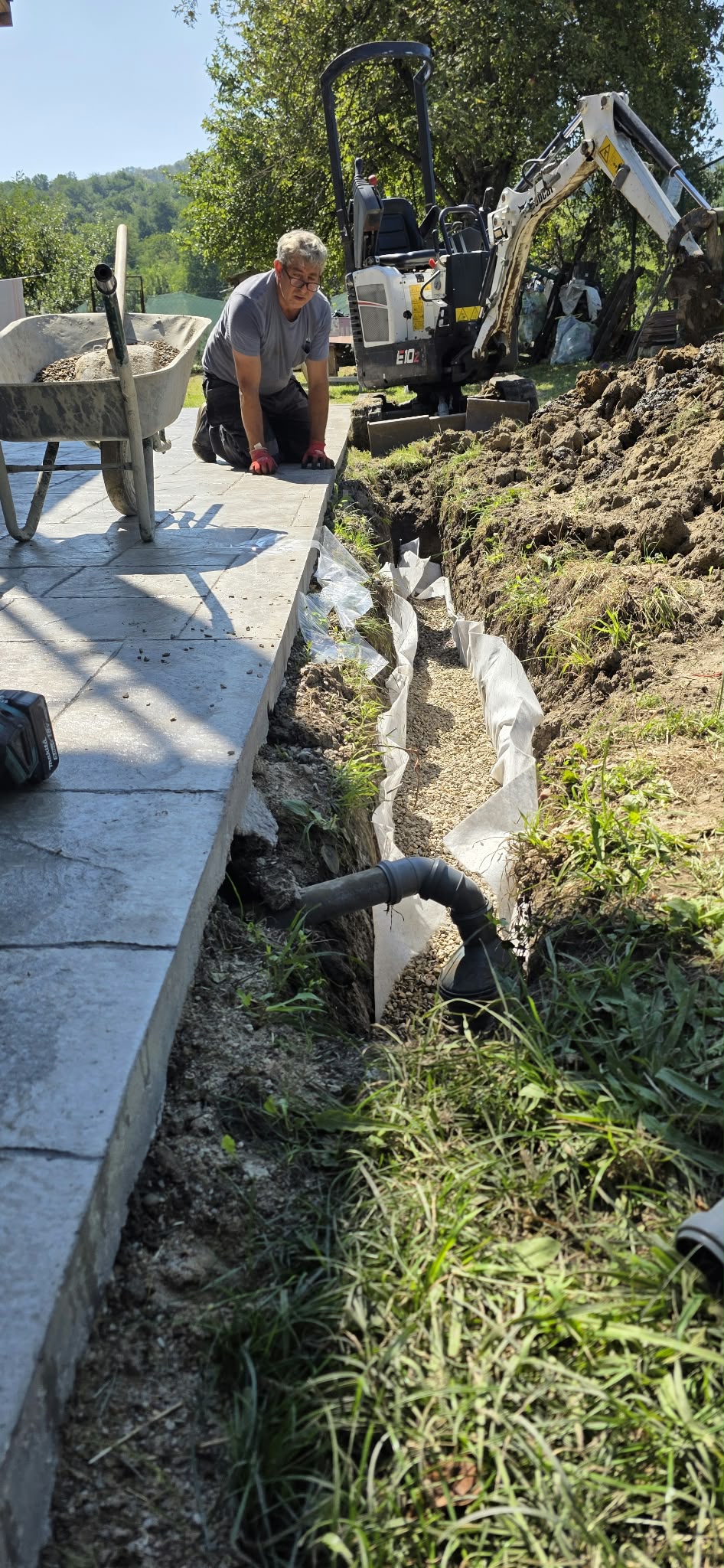 Sistem de drenaj montat in sant cu pietris si geotextil